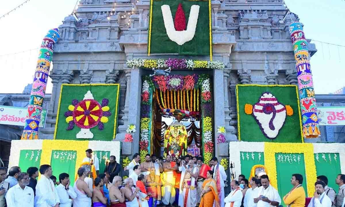 Devotees Flock to Yadadri for Mukkoti Festival