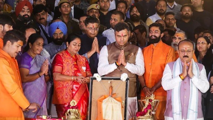 Rekha Gupta Sworn In, Leads Yamuna Aarti with Cabinet