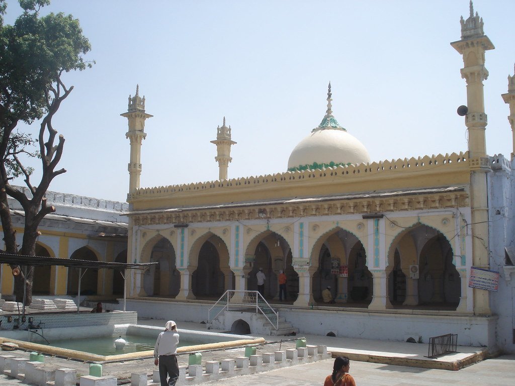 Understanding the Aurangzeb Tomb Controversy